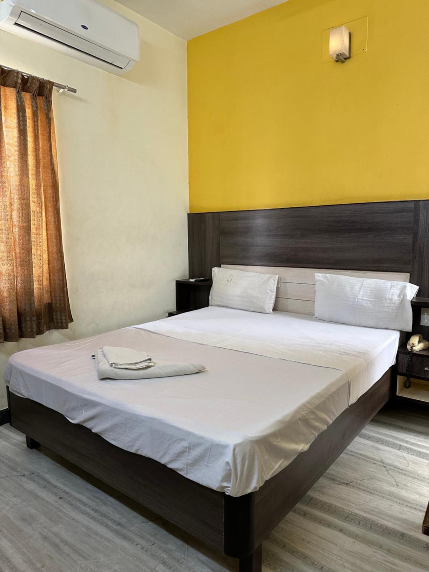Hotel Priya Towers Nāmakkal Buitenkant foto
